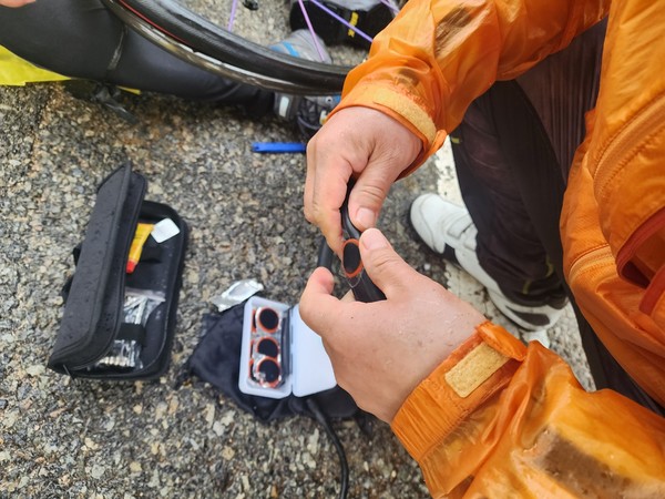 일반 사이클 주자 두 명인 전주예수병원 시설과 직원들은 문제가 생길 때마다 맥가이버 솜씨로 척척 수리를 해결해내곤 해 종단팀에게 큰 힘이 되었다.