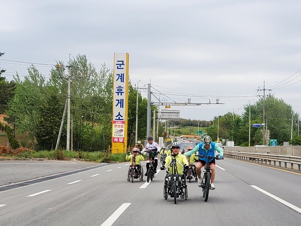 마지막 숙박지인 전남 영암군에 진입하는 가파른 오르막길을 오르는 '손으로 국토 종단팀'