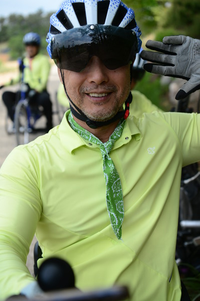 마지막 날, 휠체어사이클 펑크 수리가 지체되며 많은 시간이 소요되는 와중에도애써 밝은 표정을 유지하는 김준형 센터장.