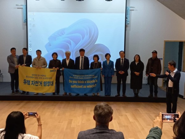 보고회에 앞서 소개 중인 원정대원들. 좌측부터 김진옥(김성주의원 보좌관), 박준홍(덕진지역자활센터장), 김성수(전북 도의원), 최지현(광주시의원), 한승우(전주시의원), 송영진(전주시의원), 허옥희(전 전주시희원), 명진(광주시의원), 최서연(전주시의원), 김광훈(에코바이크 대표), 김길중(원정대장)이다. 이 외에 서난이(전북도의원), 이명연(전북도의원), 최윤영(이용빈 의원 비서관), 이귀순(광주시의원) 등과 함께 파리의 한승훈 씨 까지 총 17명의 대원이었음을 소개했다.