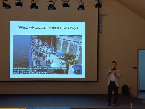 '자동차도시에서 대자보도시로'라는 주제로 강연을 한 정석 서울시립대 교수