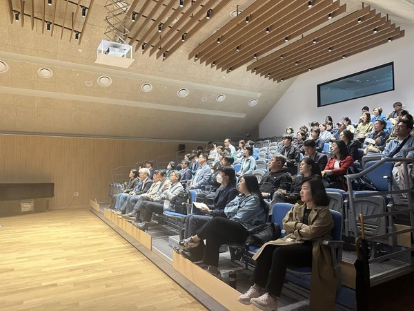 행사장을 가득 메운 100여명의 시민들