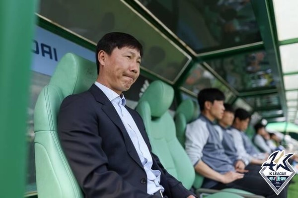 전북 현대 지휘봉을 내려놓은 김상식 감독(사진=한국프로축구연맹 제공)