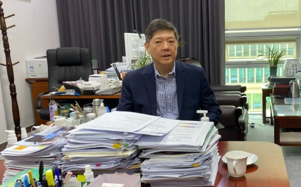 윤석열 대통령의 미국 방문과 관련해 "대통령이 환대받으면 대통령 자신은 기분 좋겠지만 국가적으로 오는 이익이 전혀 없는 것"이라고 말하는 김홍걸 무소속 국회의원.