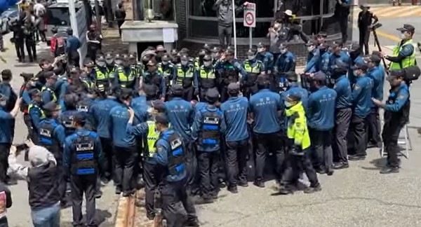 완주경찰서는 8일 집회 및 시위에 관한 법률 위반 및 업무방해 등 혐의로 민주노총 금속노조 일진하이솔루스지회 간부 등 11명을 현행범으로 체포했으나 '노조파괴 목적'이란 주장이 제기됐다.(사진=민주노총 전북본부 제공)