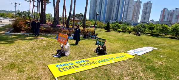 ‘전라도 천년사’의 폐기와 재논의 등을 촉구하며 지난 2일부터 전북도청사 앞에서 밤샘시위를 전개해온 광주·전남시민사회단체 대표단.(사진=전라도오천년사바로잡기연대 제공)