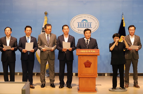 광주·전남지역 국회의원들이 지난 3일 오후 국회소통관에서 기자회견을 갖고 '전라도 천년사' 의 심각한 역사왜곡을 지적하고 집필 책임자의 대국민 해명, 충분한 열람기한 보장, 왜곡 기술 내용 수정 등을 촉구했다.(왼쪽부터 김경만, 이용빈 이형석, 신정훈, 이병훈, 윤영덕 의원. 사진=이병훈 의원실 제공)