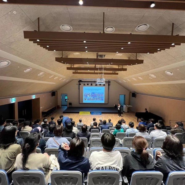 "자전거 원정대의 활동을 보고 합니다" 4월 29일 전주혁신도시 복합문화센터에서는 시민 100여명이 참석한 가운데 원정대 보고회 및 토론회가 개최되었다.