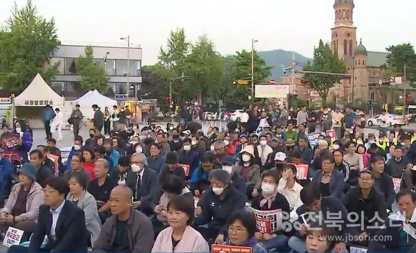 전북비상시국회의추진위원회가 9일 전주풍남문광장에서 주최한 전북시국대회에 300여명이 참여했다.