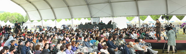 반려동물을 위한 축제 ‘2023 임실N펫스타’ 기간 중 강형욱 훈련사의 반려동물 토크쇼 모습.(사진=임실군 제공)