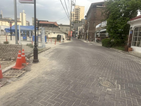 전주시 객리단길에서 최근에 공사가 완료되어 가고 있는 모습이다. 사업의 명칭은 '객사길 보행환경 개선사업'이라고 한다.