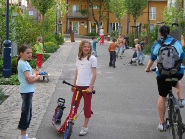 독일 프라이 부르크 보봉지구의 주택가 도로의 모습- 프라이부르크 시청에서 다운. 독일은 거리마다 표지판을 구체적으로 다룬다. 이를테면 보행자 전용의 도로가 가장 큰 상위 개념이고 자전거는 그 아래에 통행할수 있음을 명시하되 속도제한등의 규제사항을 구체적으로 적어둔다. 이 사진은 보행자와 자동차가 혼용할 수 있지만 325-1의 표지판을 통해 도로의 성격이 명시되어 있다.