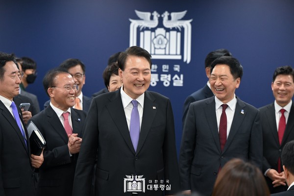 5월 10일 윤석열 대통령은 용산대통령실 청사 내 기자실을 잠깐 방문해 격려 인사를 했다.(사진=대통령실 제공)