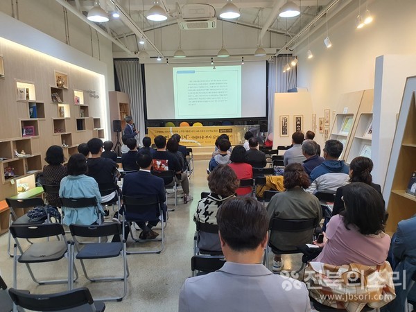 강의장에는 60여명의 시민들이 2시간 동안 자리를 지키며 연띤 강의와 진지한 질문 등의 순으로 진행됐다.