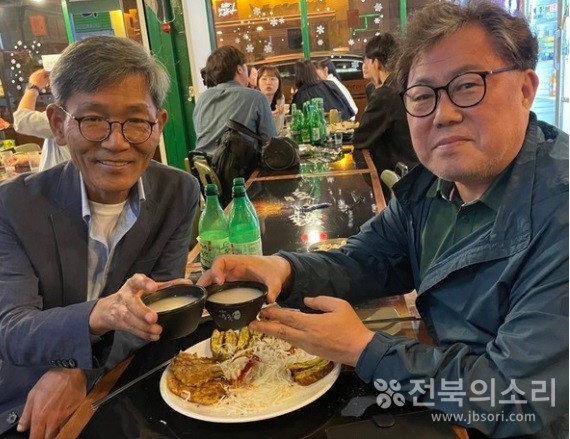 10여년 전에도 그를 만나 찾은 곳이 전주시내에 있는 한 가맥집이었는데 이번에도 그와 함께 찾은 곳은 시끌벅적한 가맥집었다. "전주문화가 물씬 풍기는 곳이어서 좋다"고 말하던 그 때를 기억해 이 곳으로 안내했다. 이런 곳에서 나눈 대화가 오히려 편했다.