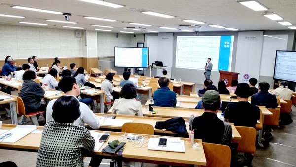 13일 전북민주언론시민연합이 주최한 제27기 언론학교 행사에 한국 언론계를 대표할 만한 강사들이 대거 초대돼 주목을 끌었다.(사진=전북민언련 제공)