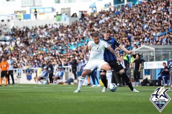 전북의 안드레 루이스와 인천의 델브리지가 경합하고 있다(사진=한국프로축구연맹 제공)