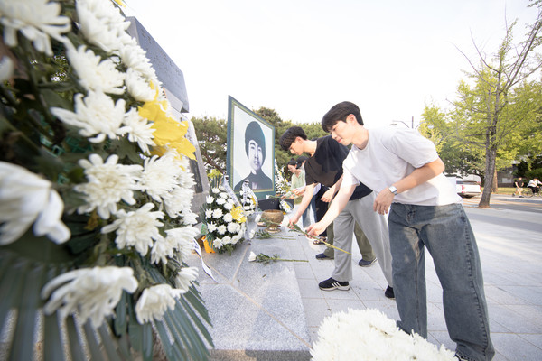 제43주년 이세종 열사 추모식이 17일 전북대학교 민주광장에서 열렸다.(사진=전북대 제공)