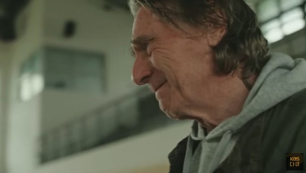 KBS가 5·18 43주년 특집으로 방송한 ‘다큐 인사이트-1980, 로숑과 쇼벨’ 두 장면(위, 아래 사진=유튜브 캡처)