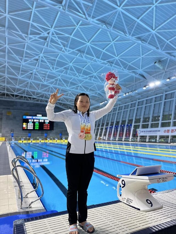 대회 마지막 날 수영에서 금메달을 획득해 대회 2관왕을 차지한 전주용흥중학교 조민(3년) 선수.(사진=전북장애인체육회 제공)
