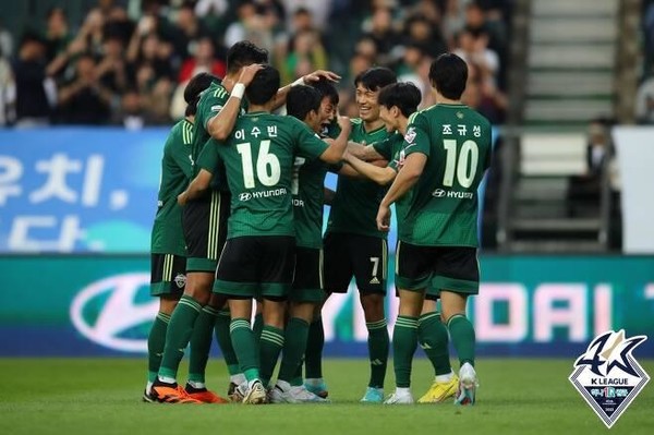 백승호의 이른 선제골을 동료들이 축하하고 있다(사진=한국프로축구연맹 제공)