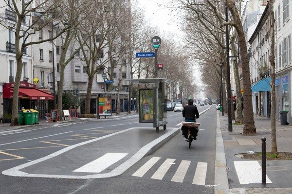파리시내 'Faubourg Saint Antoine'의 자전거도로. 버스정류장 인근의 배치된 상태를 주목하시길.(사진=파리시청 홈페이지 캡처)