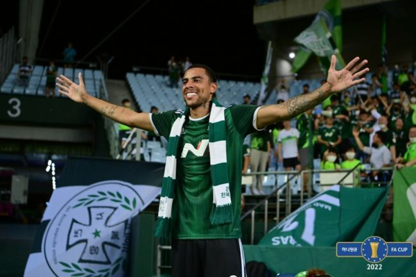 구스타보는 발과 머리로 무려 네 골을 넣었다(사진=대한축구협회 제공)