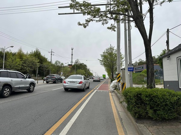 사진은 전주시 덕진구 콩쥐팥쥐로 자전거 전용차로 모습.