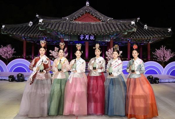 26일 열린 제93회 전국춘향선발대회에서 수상한 참가자들, 사진 왼쪽부터 춘향 정 원채영 양 , 춘향 숙 홍다솜 양. 춘향 현 이가연 양, 춘향 진 김주희 양, 춘향 선 신아림 양, 춘향 미 신서희 양.(사진=남원시 제공)