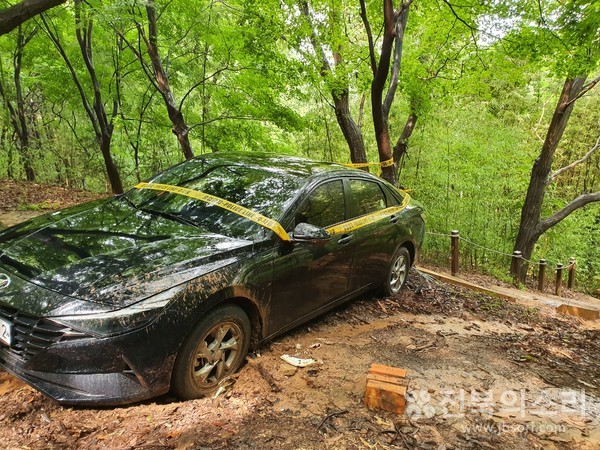 2021년 8월 집중호우로 인해 전주시 건지산 계단 입구까지 떠밀려 온 차량.(자료사진)
