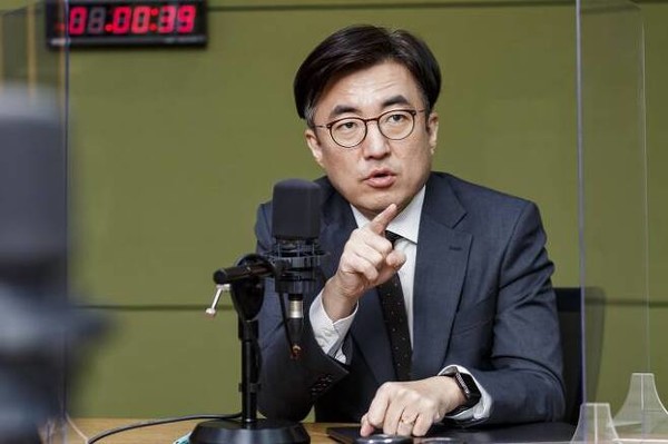 "김남국 가상화폐라는 키워드에다가 대선자금이라는 것을 조악하게 끼워 넣은 것은 한 편의 코미디"라고 말하는 김성회 씽크와이 정치연구소 소장(사진=김성회 제공)