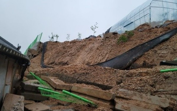 29일 오전 완주군 봉동읍 한 주택 인근 축대가 무너져 토사가 흘러내렸다.(사진=전북소방본부 제공)