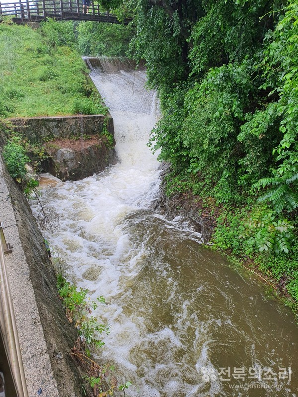 29일 새벽부터 전북지역에 내려졌던 호우특보는 오후 5시를 전후로 모두 해제됐지만 곳곳에 많은 비가 내리면서 피해가 속출했다.