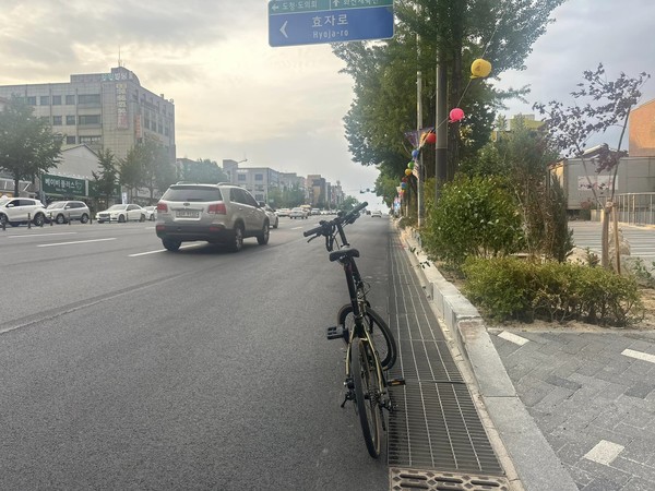 ▲전주시 백제대로는 어디로 표류하는가?...착공한지 며칠 만에 중단된 백제대로 자전거도로 개설 현장.