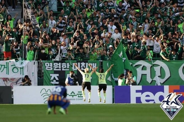 도움을 준 송민규(17번), 쐐기골을 터트린 문선민(27번)의 관제탑 세리머니(사진=한국프로축구연맹 제공)