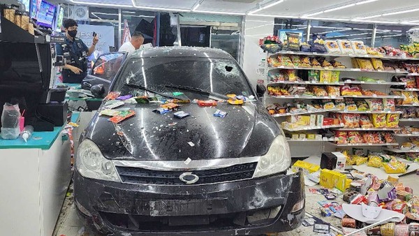 전주완산경찰서는 말다툼을 하던 중 홧김에 승용차로 편의점으로 돌진한 30대 남성 A씨를 붙잡아 조사 중이라고 3일 밝혔다.(사진=전주완산소방서 제공)