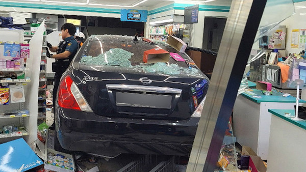 30대 남성은 3일 저녁 7시 30분쯤 전주시 평화동 한 편의점 앞에서 친척 관계인 편의점 부부와 말다툼을 하던 중 승용차로 편의점을 들이받았다.(사진=전주완산소방서 제공)