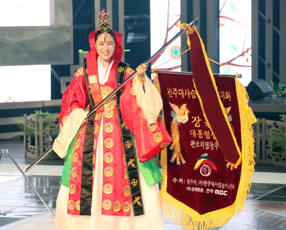 제49회 전주대사습놀이 판소리 명창부 장원을 차지해 대통령상을 수상한 서진희 씨(사진=전주시 제공)