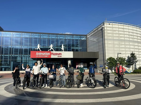 춘천시 서면의 애니메이션 박물관 앞에서 춘천사람들(두바세)과 함께