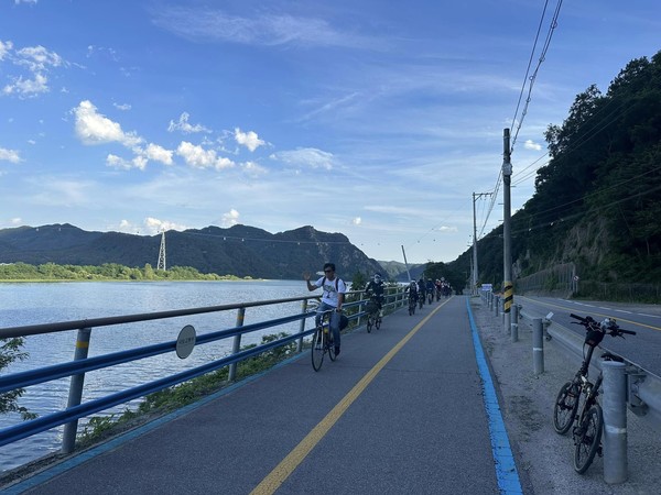 6월 3일 춘천 의암호에서 두바퀴로가는세상 협동조합 사람들과 탄감자 회원들이 함께 달렸다.