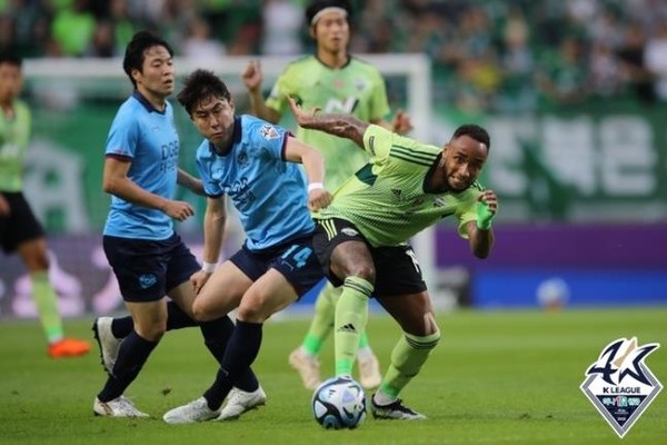 치열한 볼 다툼...전북의 하파 실바와 대구의 이용래(사진=한국프로축구연맹 제공)