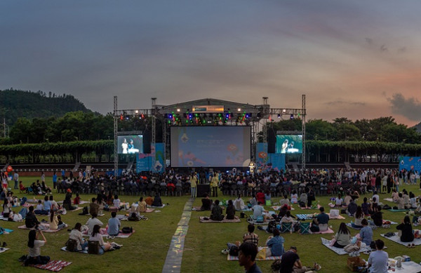 제11회 무주산골영화제에서는 26개국 88편의 영화가 상영됐으며, 다양한 공연과 전시, 책방 등 다양한 이벤트 프로그램이 운영돼 여름철 국내 유일의 낭만 영화제로 자리매김했다는 평을 받았다.(사진=무주산골영화제 제공)