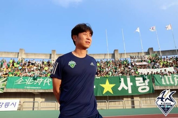 팬들의 응원 속에 팀을 떠나는 김두현 감독 대행(사진=프로축구연맹 제공)