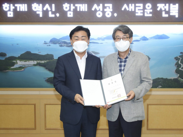 김관영 전북도지사가 지난해 7월 12일 김광수 정무특보에게 임명장을 수여한 뒤 기념 촬영을 하고 있다.(사진=전북도 제공)