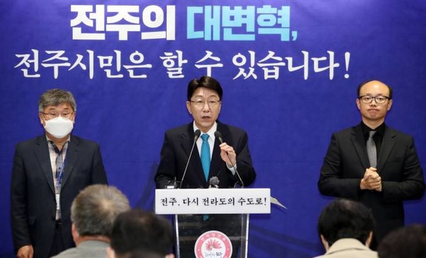 우범기 전주시장이 지난해 10월 11일 취임 100일 기념 기자회견을 열었다.(사진=전주시 제공)