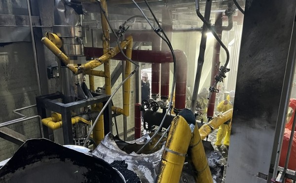 군산시 오식도동 새만금 산업단지에 입주한 천보BLS에서 지난 14일 두 번째 가스 누출 사고가 발생했다.(사진=전북소방본부 제공)