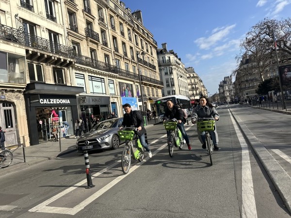 파리시 리볼리가. 본래 6차로였던 이곳에 자동차는 2개차로만 남겨두고 자전거 도로로 전환하였다. 사진 속의 검정색 봉은 임시적인 조치를 통해 효과성이 확인되어 영구적으로 바뀐 도로임을 의미하는 표식이다.