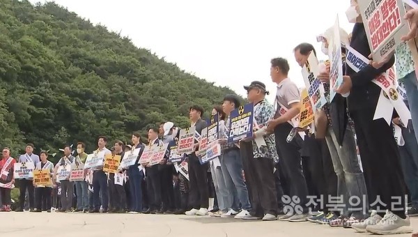 22일 부안군 어업인들은 후쿠시마 원전에서 발생한 오염수를 해양으로 방류하는 계획에 대해 반대하는 궐기대회를 개최했다.