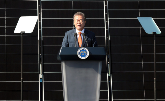 문재인 전 대통령이 2018년 10월 30일 군산시 유수지 수상태양광부지에서 열린 새만금 재생에너지 비전선포식에 참석해 축사를 하고 있는 모습.(사진=전북도 제공)