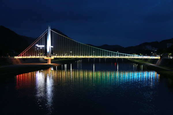 무주군 남대천 별빛다리(사진=무주군 제공)